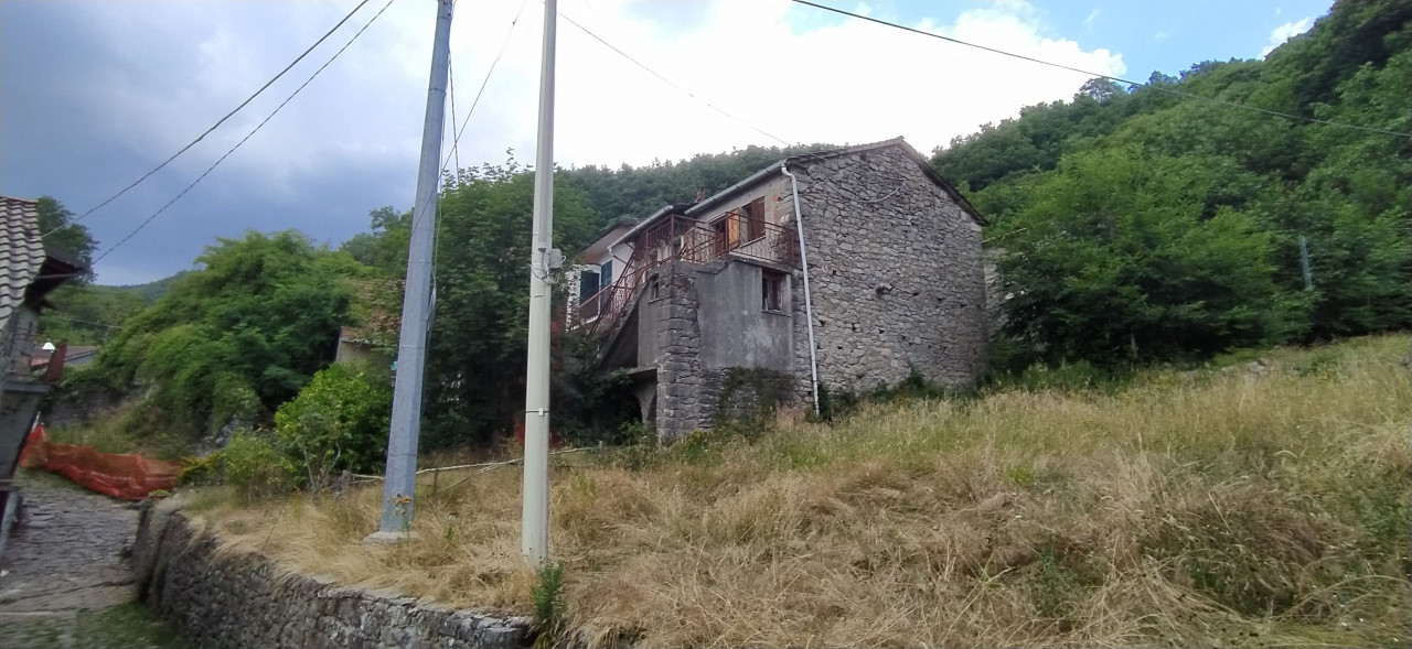 Abitazione Su Tre Livelli In Vendita All Asta In Via Navola Di Guinadi